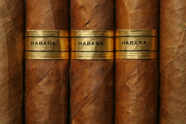 Tres cigarros marrones con letras