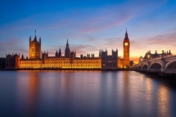 Punkt Orientacyjny Londynu. Big Ben nocą