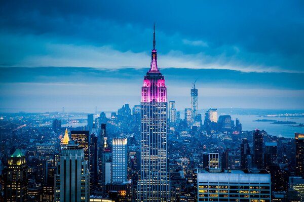 Światła wieżowca Empire State Building w wieczornej mgle