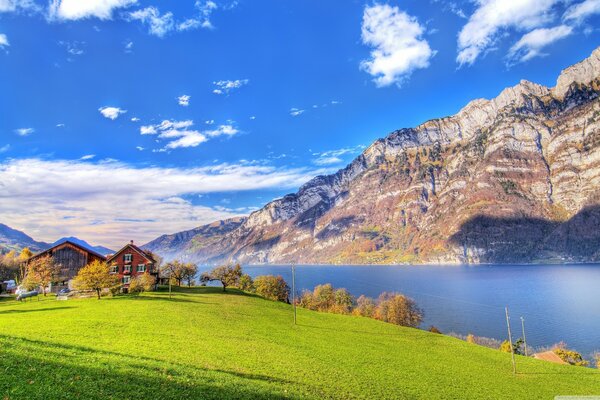 Ferme près des montagnes et de la rivière