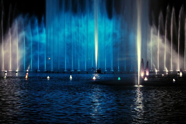 Haute fontaine bleue sur l eau