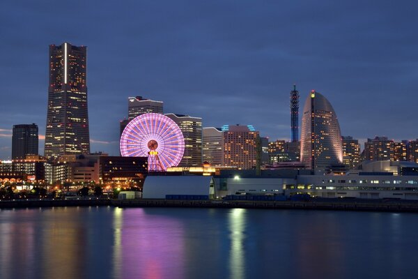 Grande roue à Tokyo au coucher du soleil