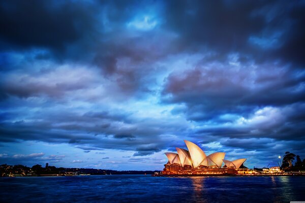 Leuchtende Gebäude bei Sonnenuntergang in Sydney