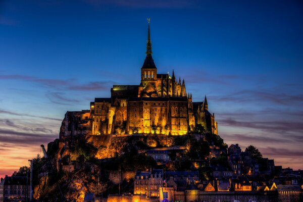 Forteresse du Mont-Saint-Michel au coucher du soleil sur l île de France