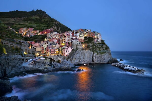 Una ciudad italiana frente al mar al atardecer