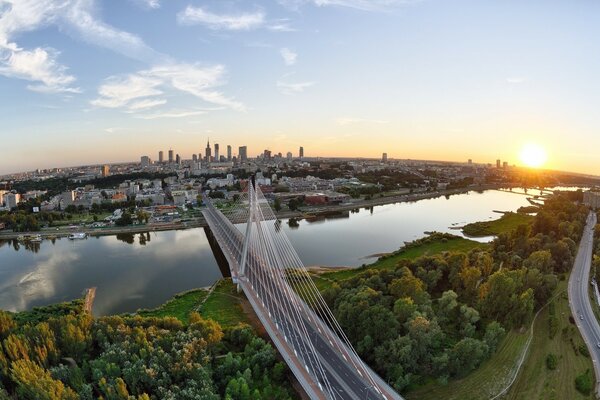 Foto panorámica del puente de la ciudad