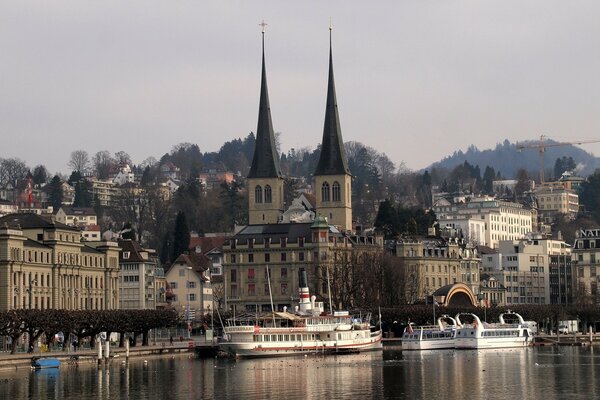 Fiume, una città grigia in Svizzera