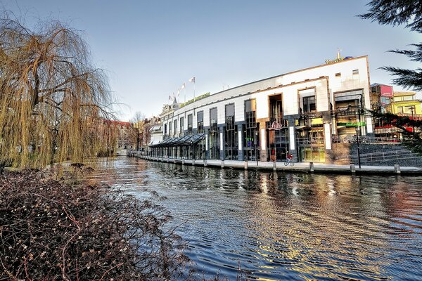 Budynek nad jeziorem w Amsterdamie