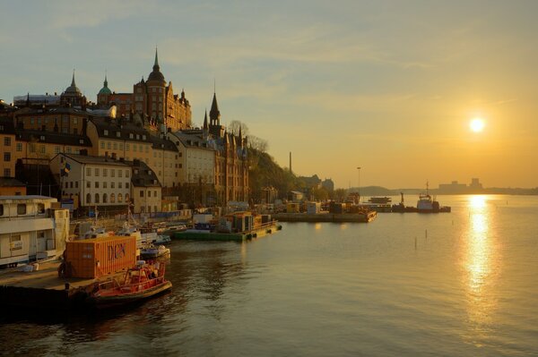 Reflection of the sun in the Stockholm river