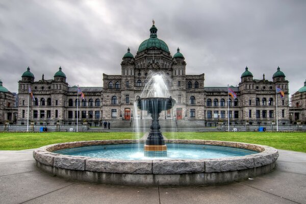 Brunnen vor einem Schloss in Kanada