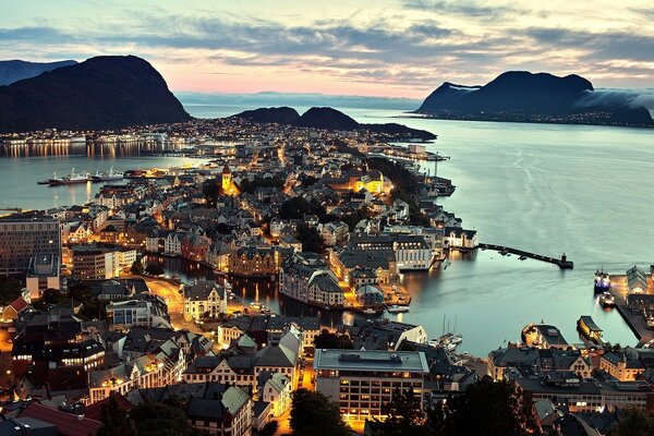 Vista de la noche de Ålesund y los fiordos