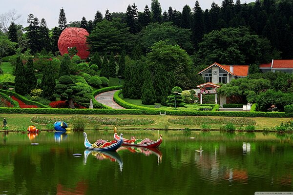 Bateaux multicolores sur la rivière de Chine