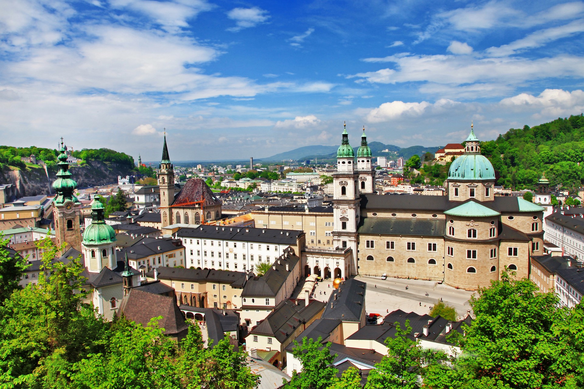 salzburg katedra architektura zieleń drzewa miasto chmury budynek austria domy