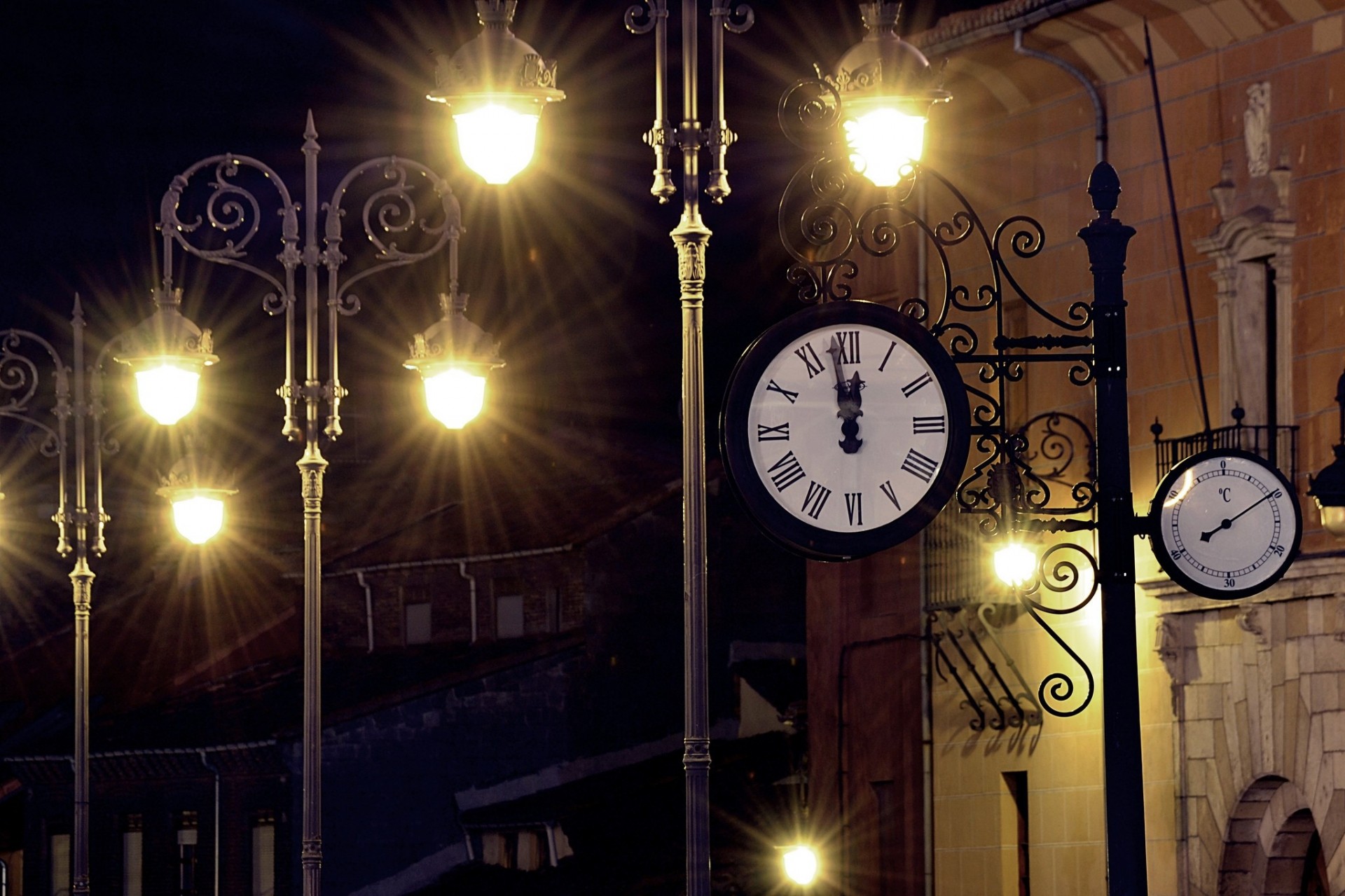 nuit rue espagne ville lumières horloge éclairage castille et león maisons