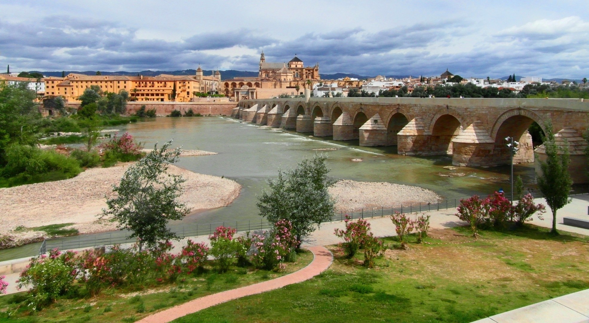 andalusien fluss bäume guadalquivir córdoba córdoba spanien sträucher brücke promenade