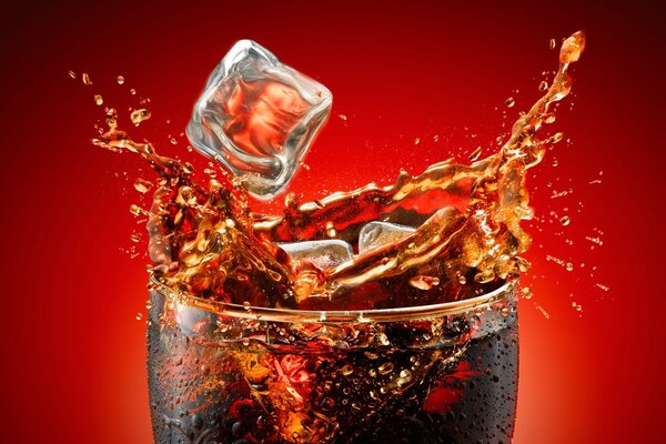 Rinfrescante coca-cola con cubetti di ghiaccio