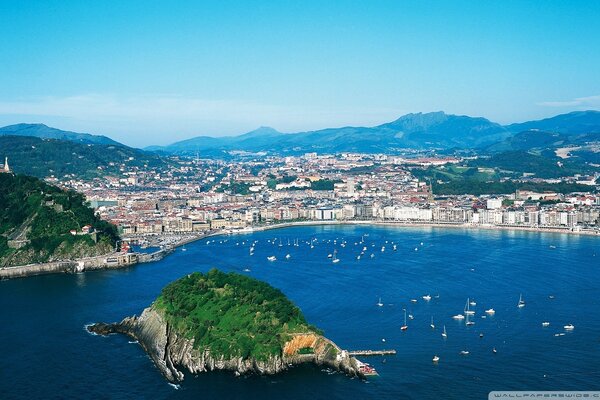 Blick auf die spanische Stadt aus der Höhe