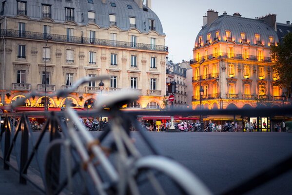 Die Uferpromenade von Paris ist eine Abendstadt