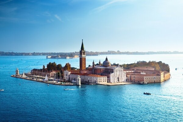 Insel mit einer Kathedrale am Meer