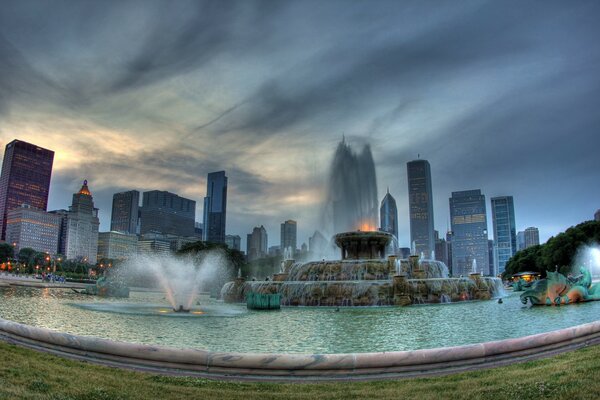 Fuentes y rascacielos de Chicago por la noche