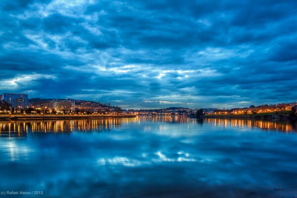 Reflexion der nächtlichen spanischen Stadt im Fluss