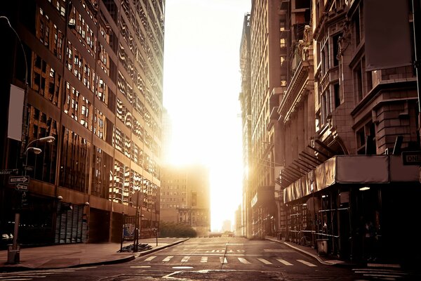 Verlassene Straßen der Stadt bei Sonnenuntergang