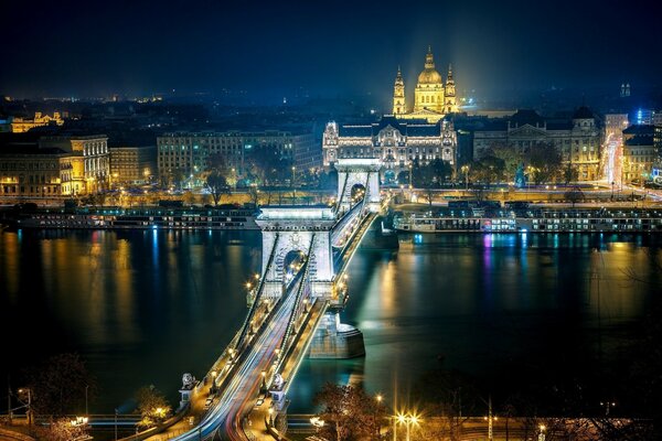 Most w światłach nocnego Budapesztu