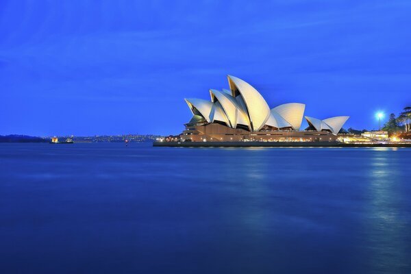 Sydney cue Opera House en la orilla por la noche