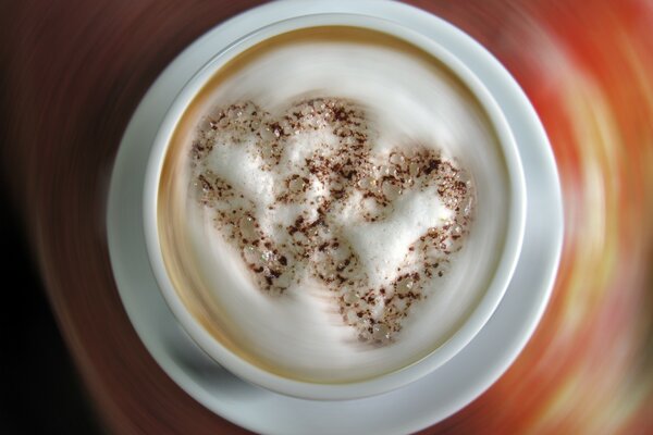 Caffè cappuccino con schiuma a forma di cuore