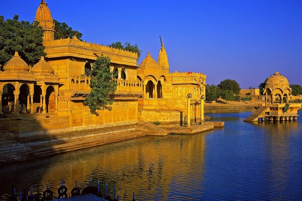 Ville en Inde au bord de la rivière