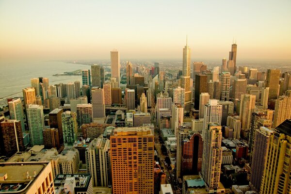 Blick aus dem Fenster eines Wolkenkratzers im Zentrum von Chicago