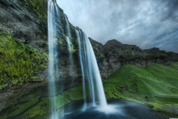 Cascade et collines verdoyantes de l Islande