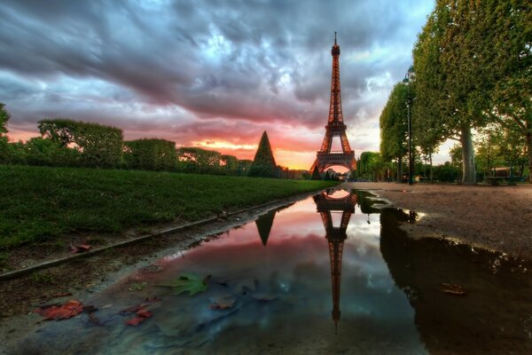 La torre Eiffel se refleja en un charco