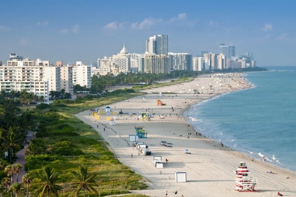 I want to sunbathe on the beach in Miami