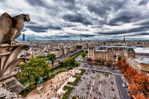 Monuments parisiens et statue de l aigle