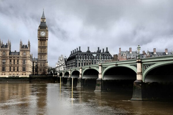 Bridge over the River Thames in gloomy weather