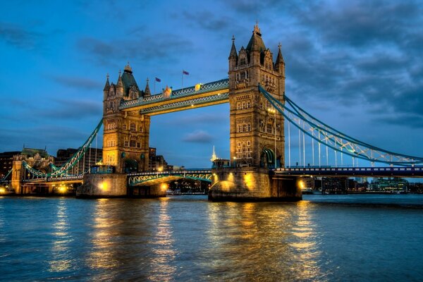 Puente iluminado con torres sobre el Támesis