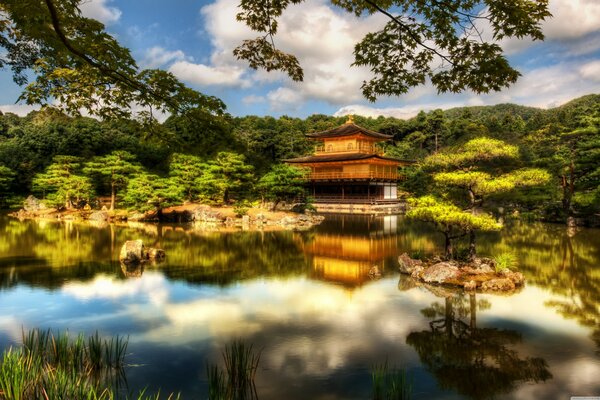 Templo de oro en la orilla del lago