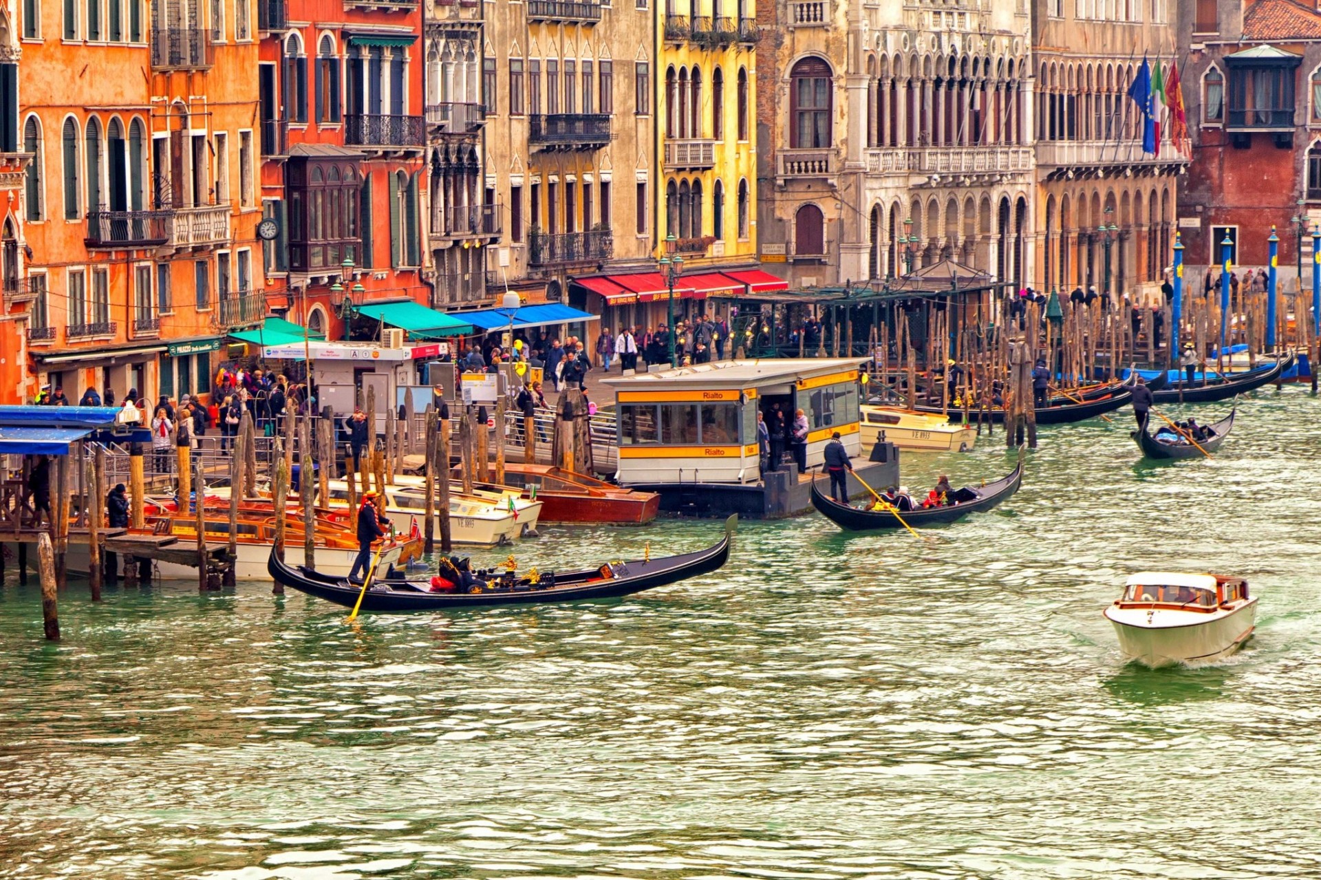 venedig gandeln boote touristen