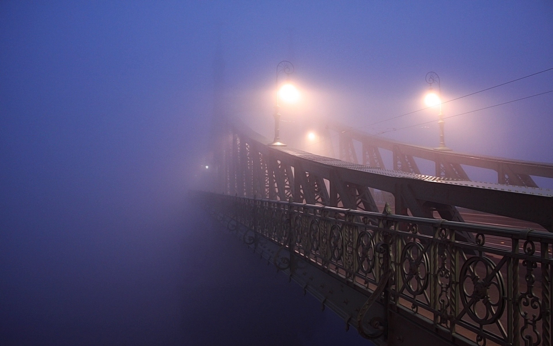 puente azul niebla ciudad luz