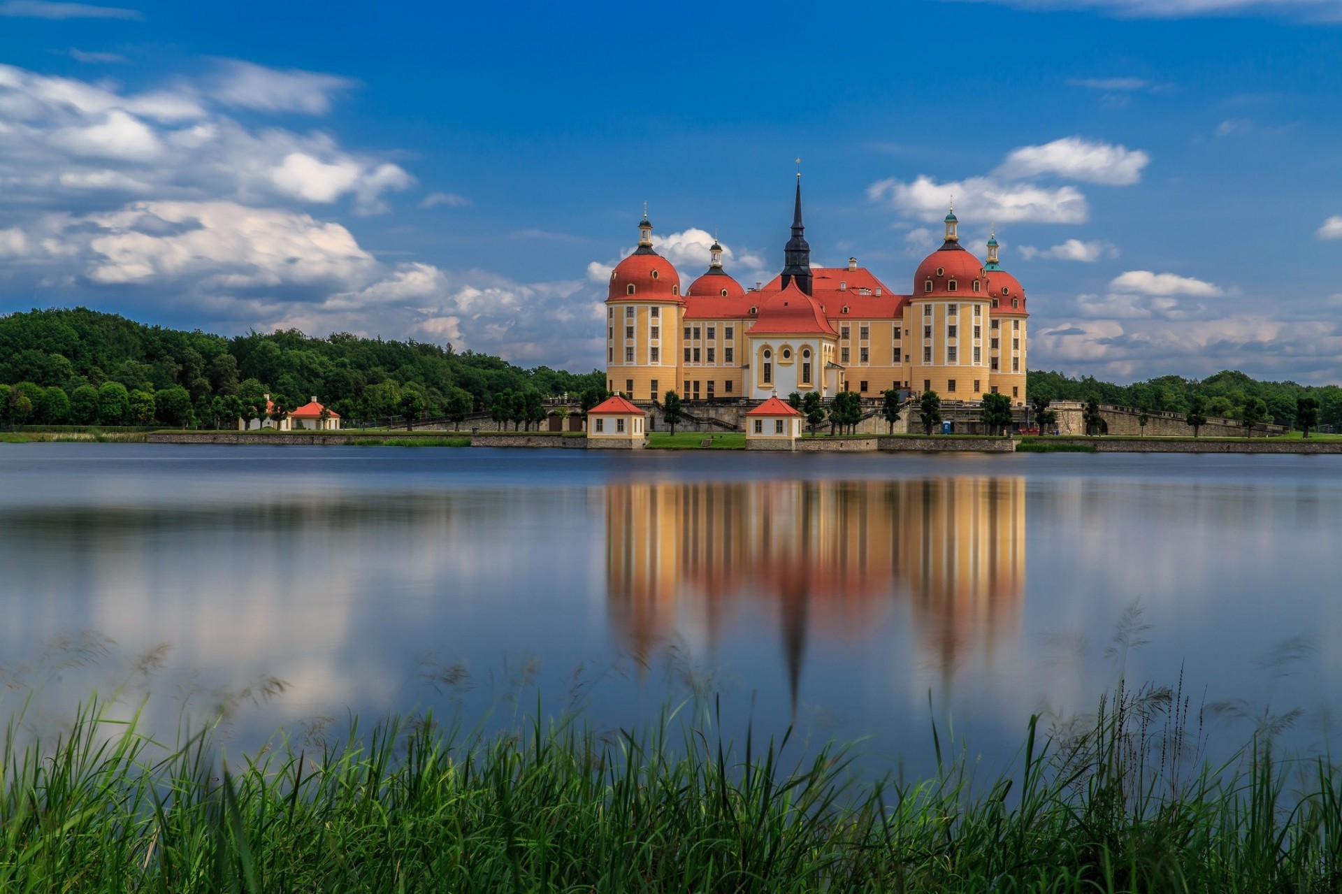 reflexión agua castillo de moritzburg alemania reparación