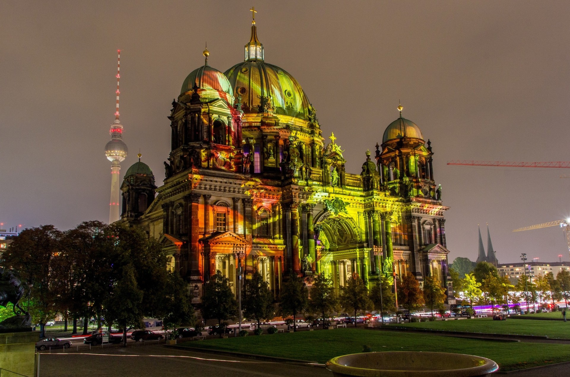 luci chiesa cattedrale notte 2013 berlino torre berliner casa cattedrale di berlino germania ristrutturazione