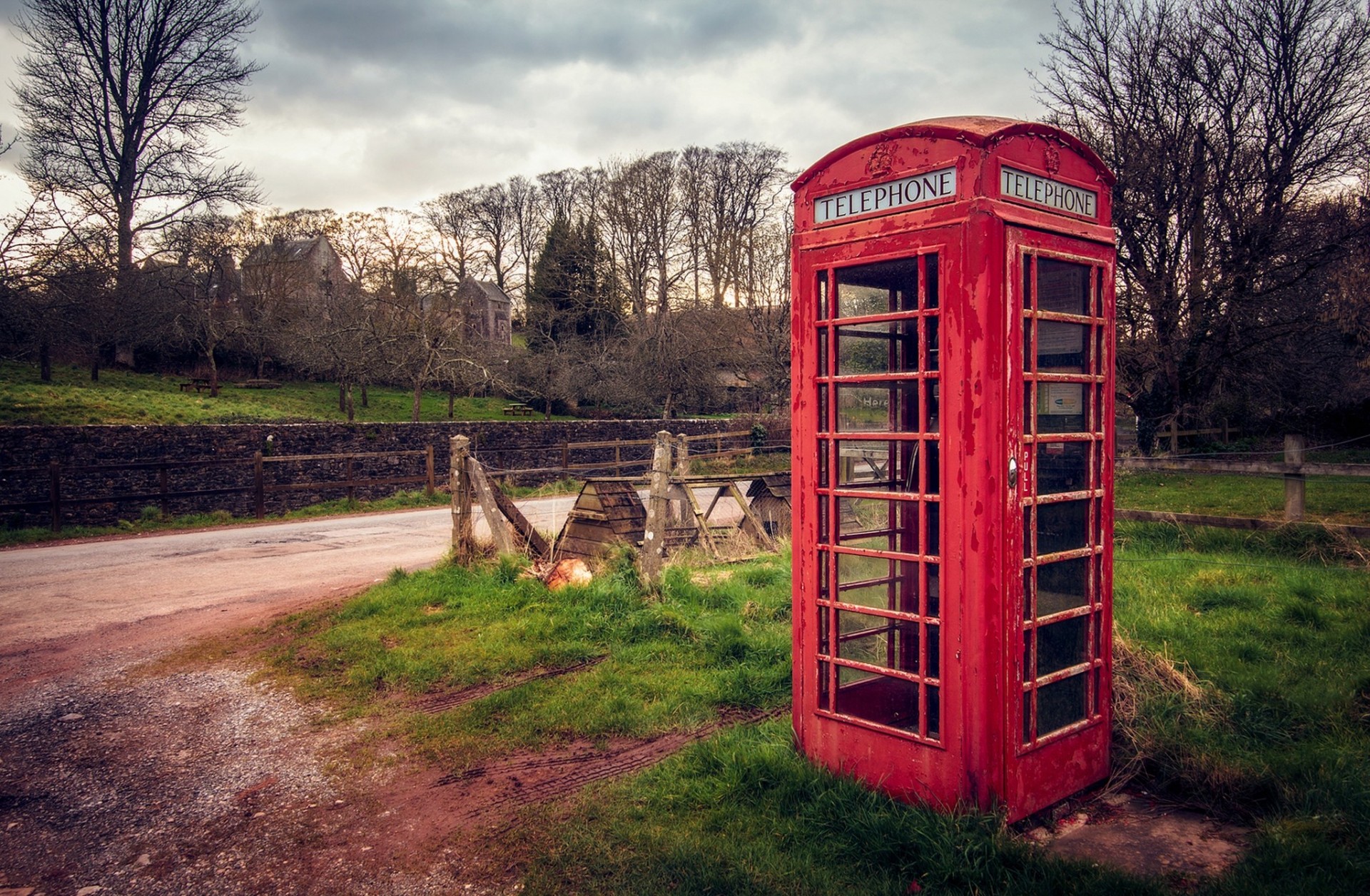 rouge angleterre arbres herbe route cabine téléphonique