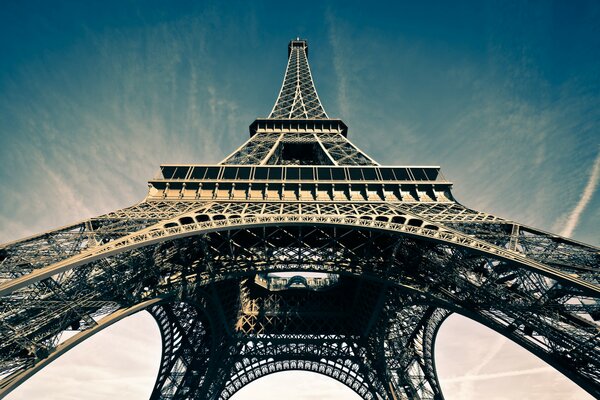 Vista dal basso della Torre Eiffel