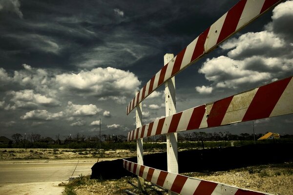 Girare la strada contro il cielo coperto