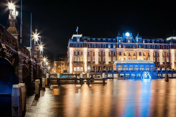 Nuit noire sur la place de la ville