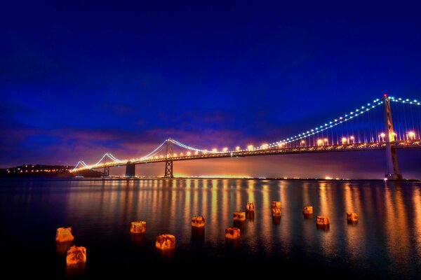 Long pont dans les lumières vives