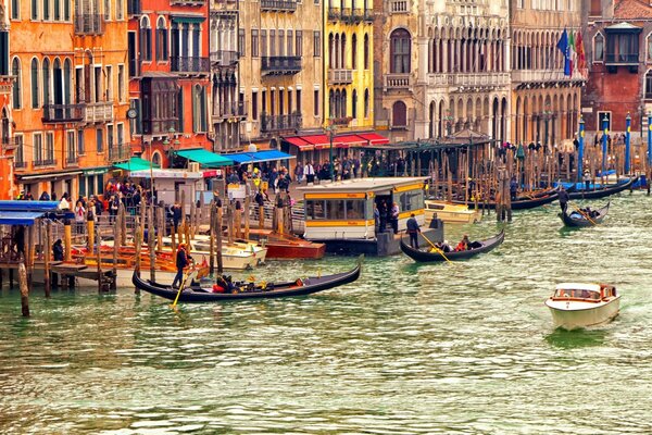 Touristen in Venedig mit Handeln