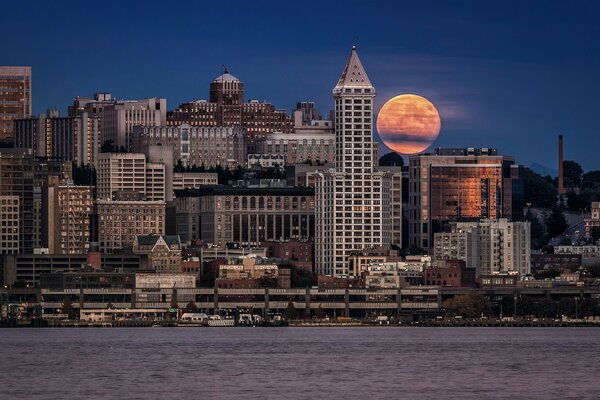 Lune de feu sur fond de paysage urbain