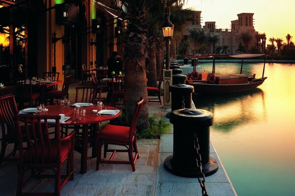 Terrasse du café sur l eau sous le coucher du soleil